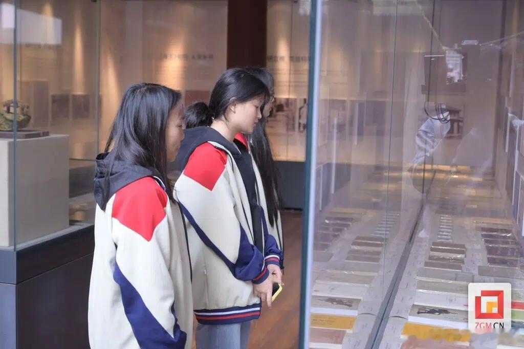 #自贡新闻# 【#致敬“中国民族化学工业之父” 范旭东主题展在自贡市盐业历史博物馆启幕#】秋日盐都，釜溪河畔，一段跨越百年的实业报国记忆在展厅灯光中徐徐铺展。10月23日，“工业先导 功在中华——范旭东与中国精盐及现代盐化工业的诞生”展览开幕式在自贡市盐业历史博物馆举行。本次展览追溯中国精 ​