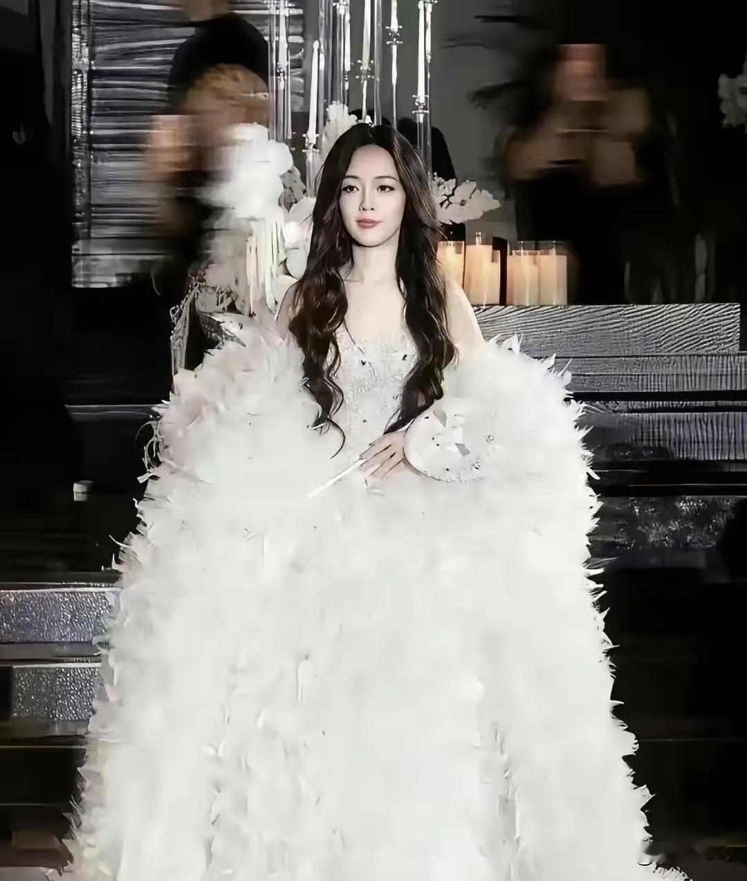 状态封神！郭碧婷三亚白纱走秀惊艳全场，生两娃依旧宛若少女
 
三亚高端婚纱大秀现场氛围感直接拉满。演员郭碧婷身披纯白拖地婚纱登台亮相。整个人如同不染尘埃的月光美人，清冷温柔的气质牢牢锁住全场视线。
 
台下观秀的向佐当场失神，向太面露惊喜欣慰之色。早已孕育两个孩子的郭碧婷，体态身姿纤细曼妙。皮肤通透
