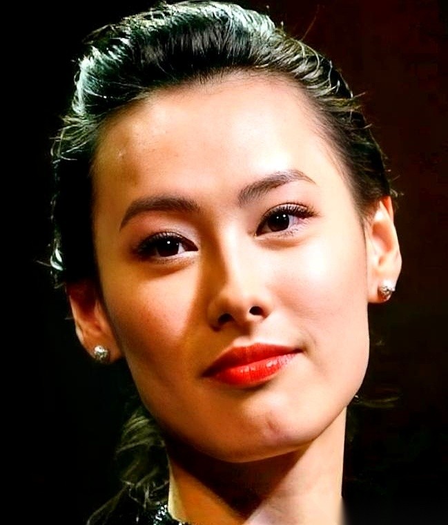 梁洛施最近在公开活动上直接交了底：给李泽楷生的三个儿子，十六七岁了，对娱乐圈没半点兴趣。
没有名牌堆砌的街拍，没有削尖脑袋往名媛聚会上挤，甚至连镜头都不乐意多瞅一眼。
大儿子李长治参加校际武术比赛，练的是最基础的棍术，在场边紧张得直拍手、摸脑门的反而是李泽楷；俩双胞胎弟弟整天泡在雪道、篮球场和足球堆