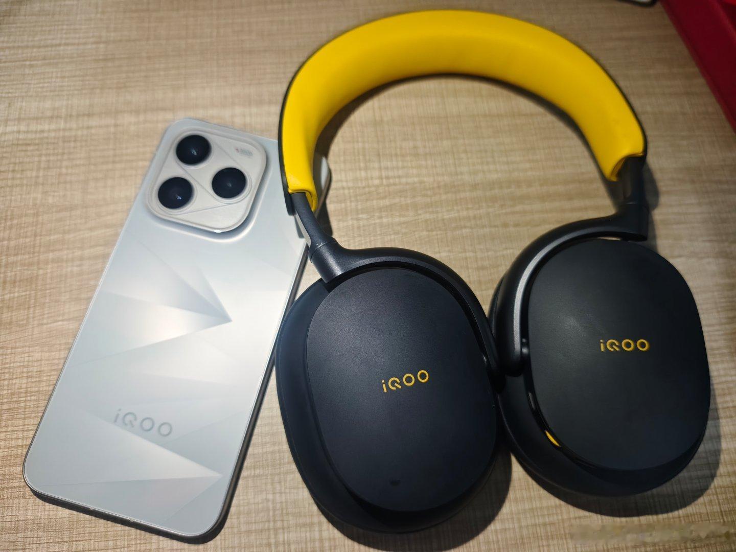 #iqoo[超话]#
感觉iQOO16+iQOO头戴电竞耳机真的绝配[doge]
旗舰性能拉满配上沉浸式声场，游戏延迟低到几乎无感。画面丝滑跟音效同步到位，无论是游戏音效，还是日常听歌都很顶，整套电竞氛围感直接拉满，手游党这套组合上手就很难再换掉！[打call]#iQOO头戴电竞耳机##iQOO16# ​