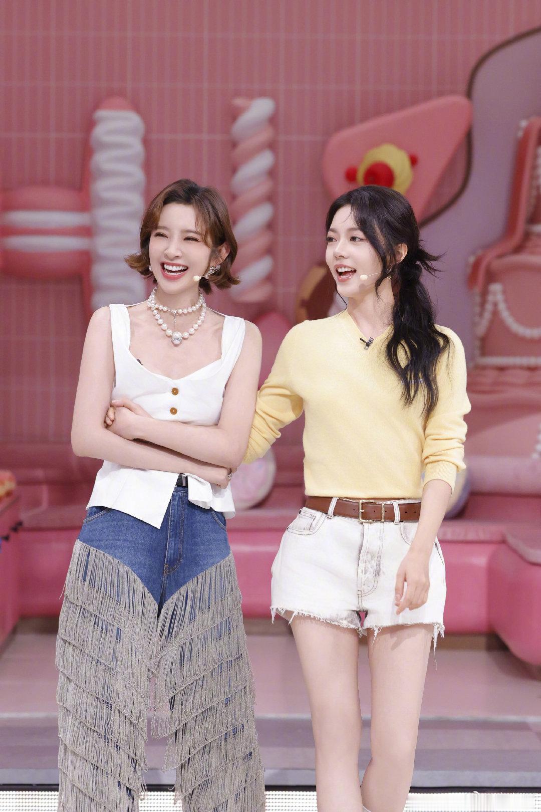 牵？牵上了？
唐艺昕单独放了两张和麦的合照，此图看着好甜❤️

#赵今麦你好星期六造型# ​