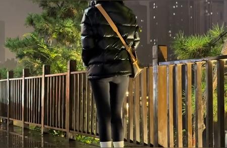 气质小姐姐的瑜伽裤穿搭。