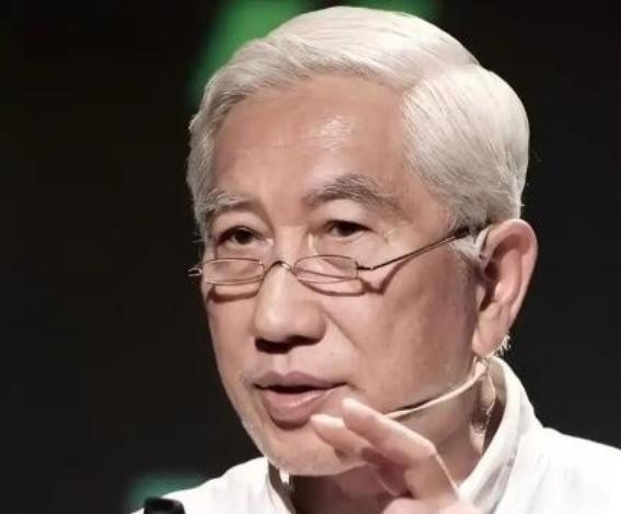 送餐机器人满大街跑，火场里却还在靠人肉往里冲？

“花大钱做个铁壳子端盘子，真有出息！”

走进一家连锁火锅店，一进门就能碰到个小车子，顶着三层托盘在过道里转圈。碰见有人挡路，它就眨巴两下屏幕上的大眼睛，说一句借过。服务员跟在后头，端菜上桌，撤盘子擦水。店老板算过一笔账，租这么一台机器一个月两千块出