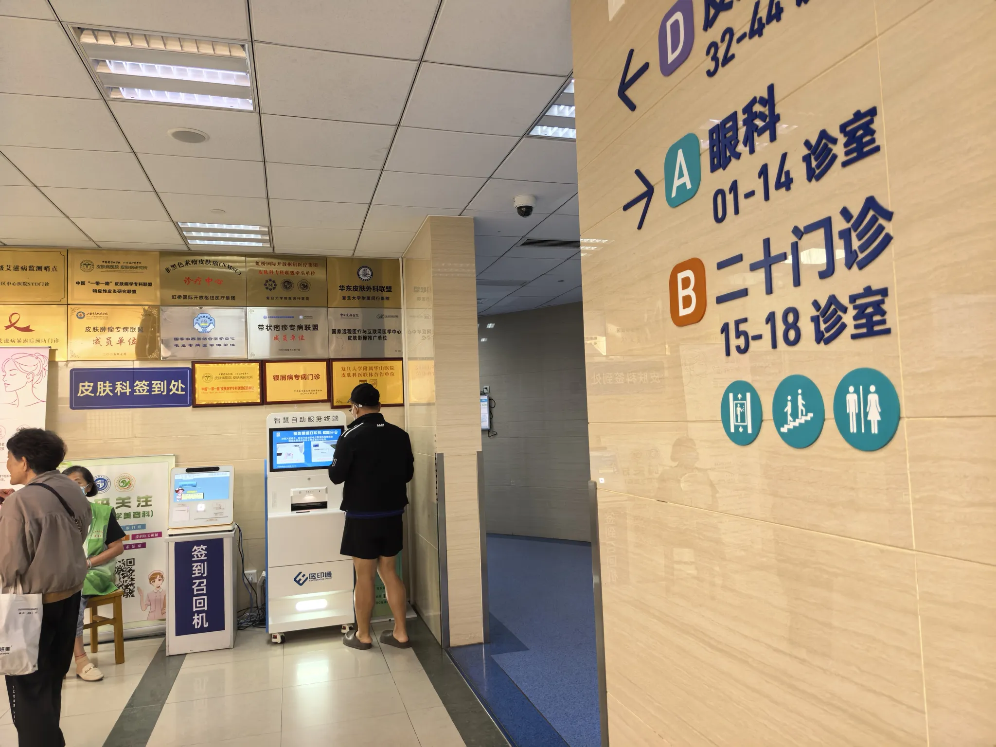 为什么胡锡进被很多人拿出来调侃？因为他没有自己的立场，哪个流量多，他就站在哪一边蹭热度。
上次武大图书馆诬告学弟事件，胡锡进公开支持事件女主杨景媛，呼吁网友不要网暴人家，说人家还只是个女孩子，没那么多心眼。他这人做事双标、喜欢和稀泥。

这次法律人喷他，也是这个道理，凡是胡锡进支持的，我们就反对；凡