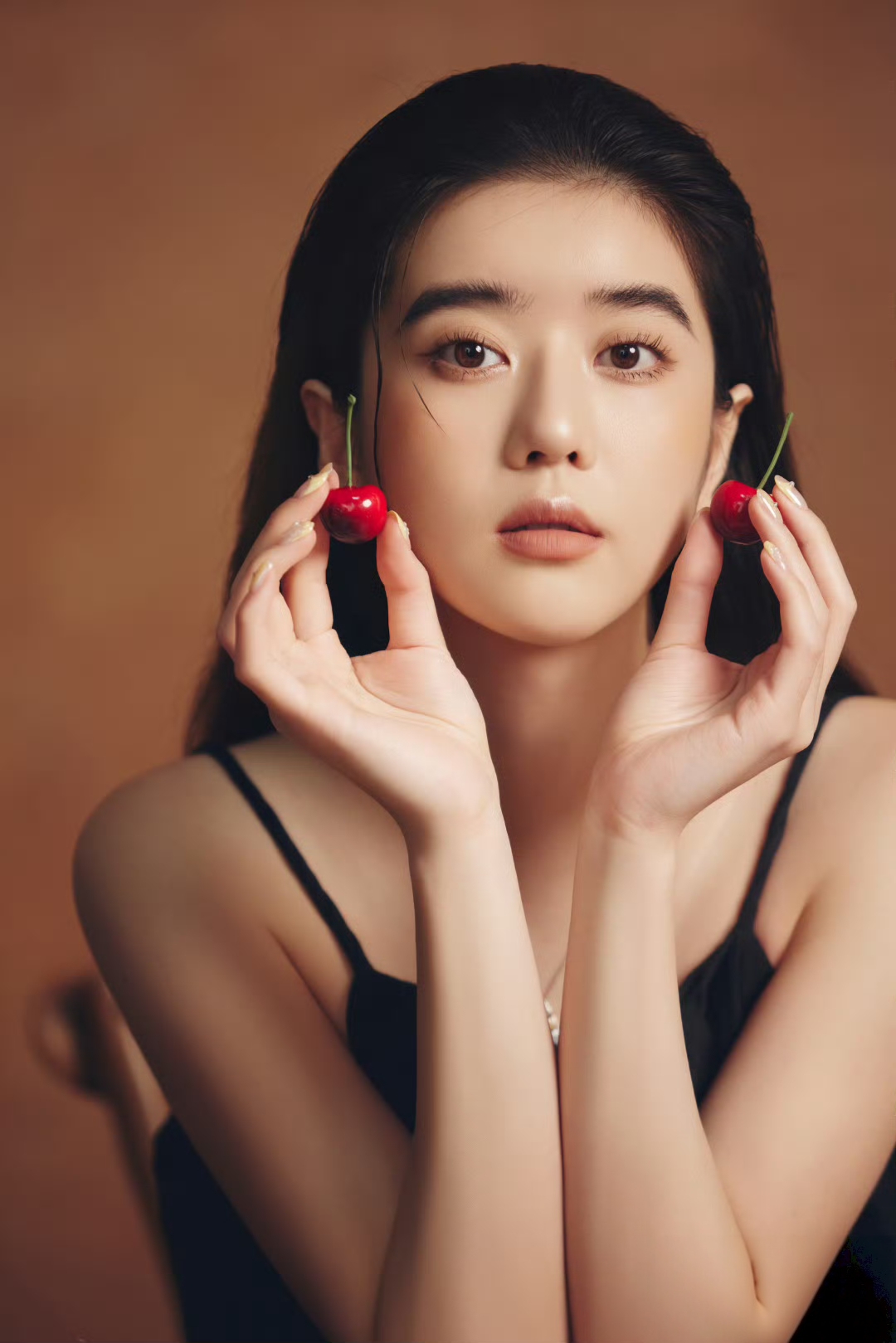 黑色诱惑一袭黑色吊带裙，勾勒出纤细的锁骨与朦胧的性感🖤暗黑系写真的氛围感少女～