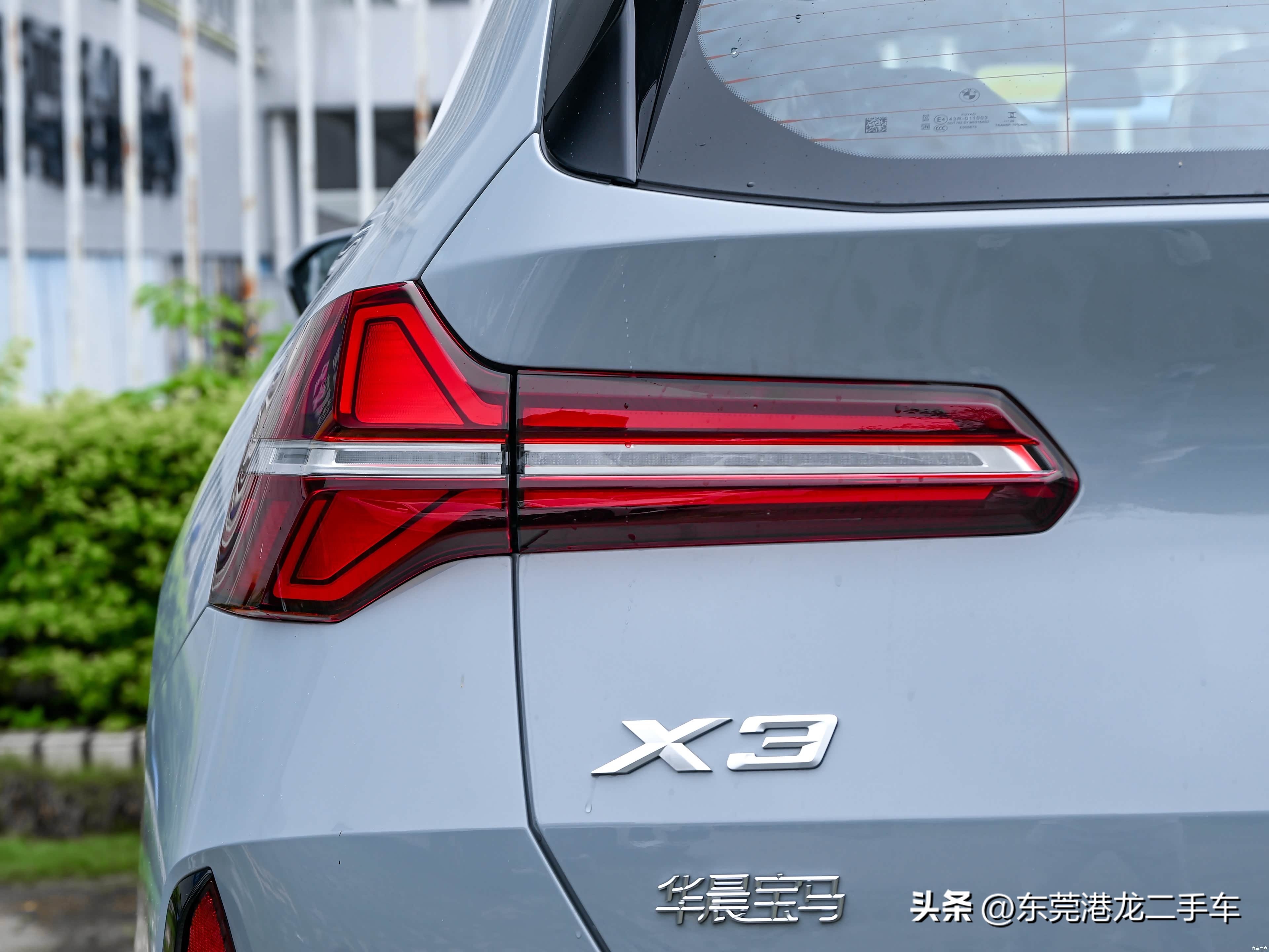 BBA中型SUV里面，宝马X3是一台很有个性的车，没有跟风做加长，保留标轴车身。
很多人拿它跟奔驰GLC、奥迪Q5L做对比，实话讲，取向完全不一样。

先说它的长处。
B48发动机搭配采埃孚8AT这套动力，油门响应直接，换挡干脆，没有多余拖沓。双球节悬架，底盘紧致，过弯侧倾小，高