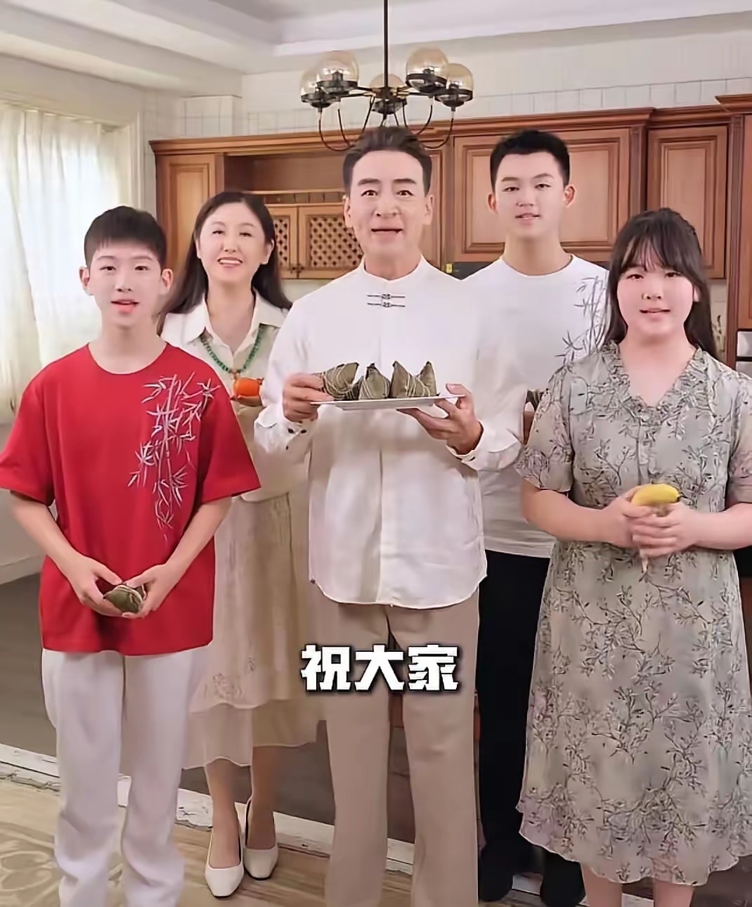 说个真事。
我一直想说。
寇振海带着李婷和三个孩子回河北祭祖，我盯着那三张脸看了半天，发现一个挺意外的地方。
他53岁才当上爹，大儿子寇家宝出生那会儿他都这岁数了。按说一个在圈里摸爬滚打这么多年的人，阅历摆在那儿，养出来的孩子怎么也该有点超出同龄人的机灵劲儿。
可真看到三个孩子站一块儿 ​