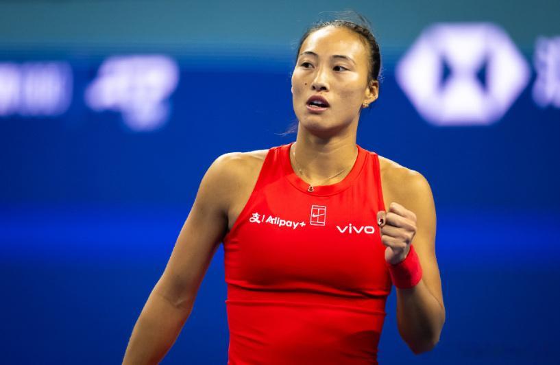 🎾鏖战近三小时！#时隔两年进中网16强！郑钦文2‑1力克18号种子 首盘抢七险胜#

中网女单第三轮焦点战，郑钦文对阵捷克18号种子布兹科娃，生涯首次交手就打满三盘硬仗，比分7‑6(3)、4‑6、7‑5艰难拿下胜利，挺进16强￼￼￼。

首盘开局郑钦文连破带保2‑0抢占先机，布兹科娃顽强回破将比分追平，双 ​