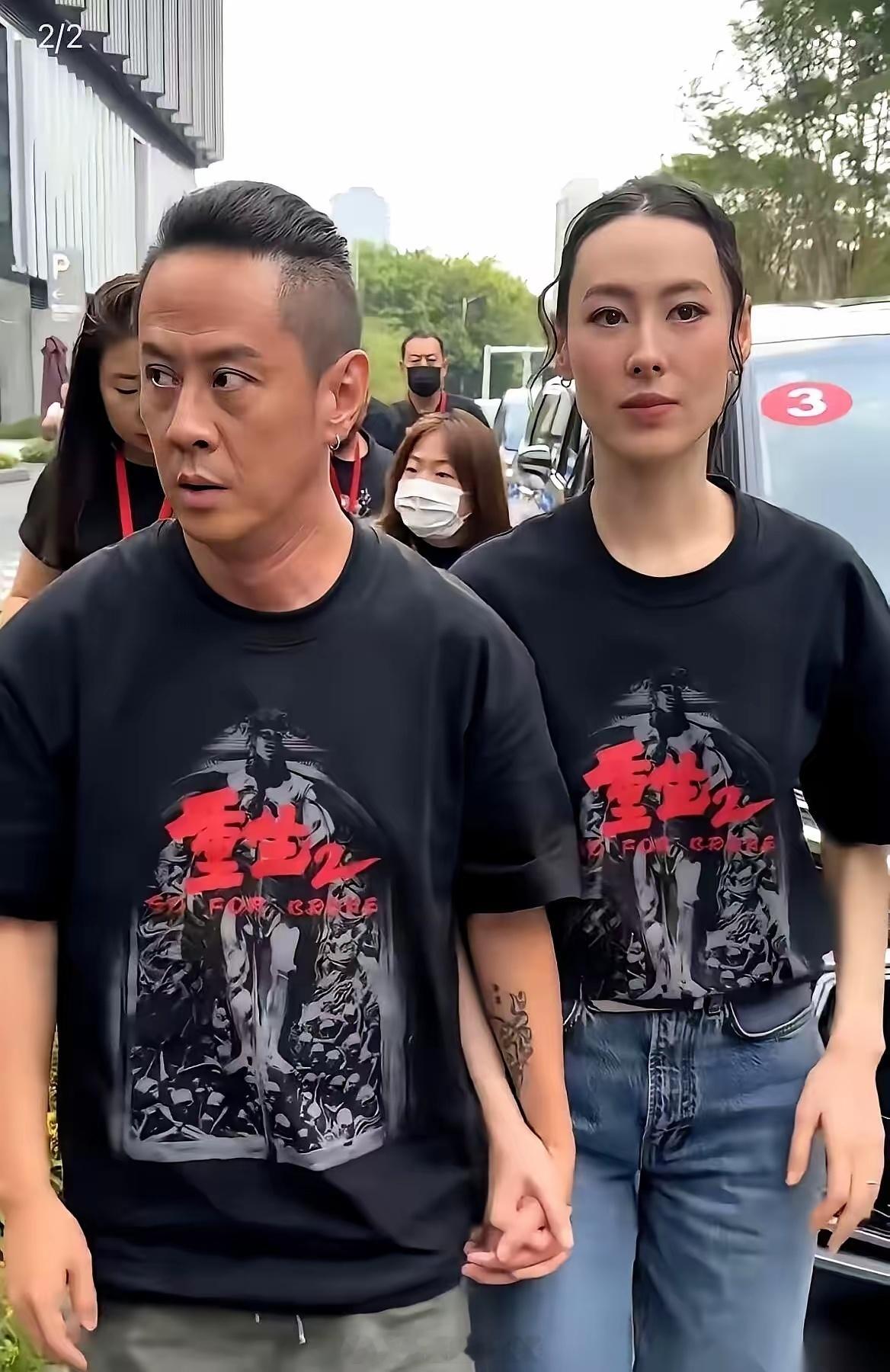 马浴柯在机场替梁洛施的大儿子拎箱子送他回加拿大。
这个自己带一个孩子的离异男人，刚在一起就放话说要把她的三个儿子当自己的养。
十五年前被她抱走的那对八个月大的双胞胎，至今还没在镜头前公开应下这句话。
当妈的人心里都有一本账。
重新找个人过日子，最难跨过去的槛从来不是外人怎么嚼舌根，而 ​