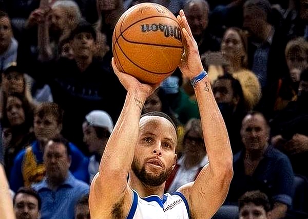 NBA总裁肖华这招附加赛，可真把库里给“拿捏”住了。    勇士队交着...