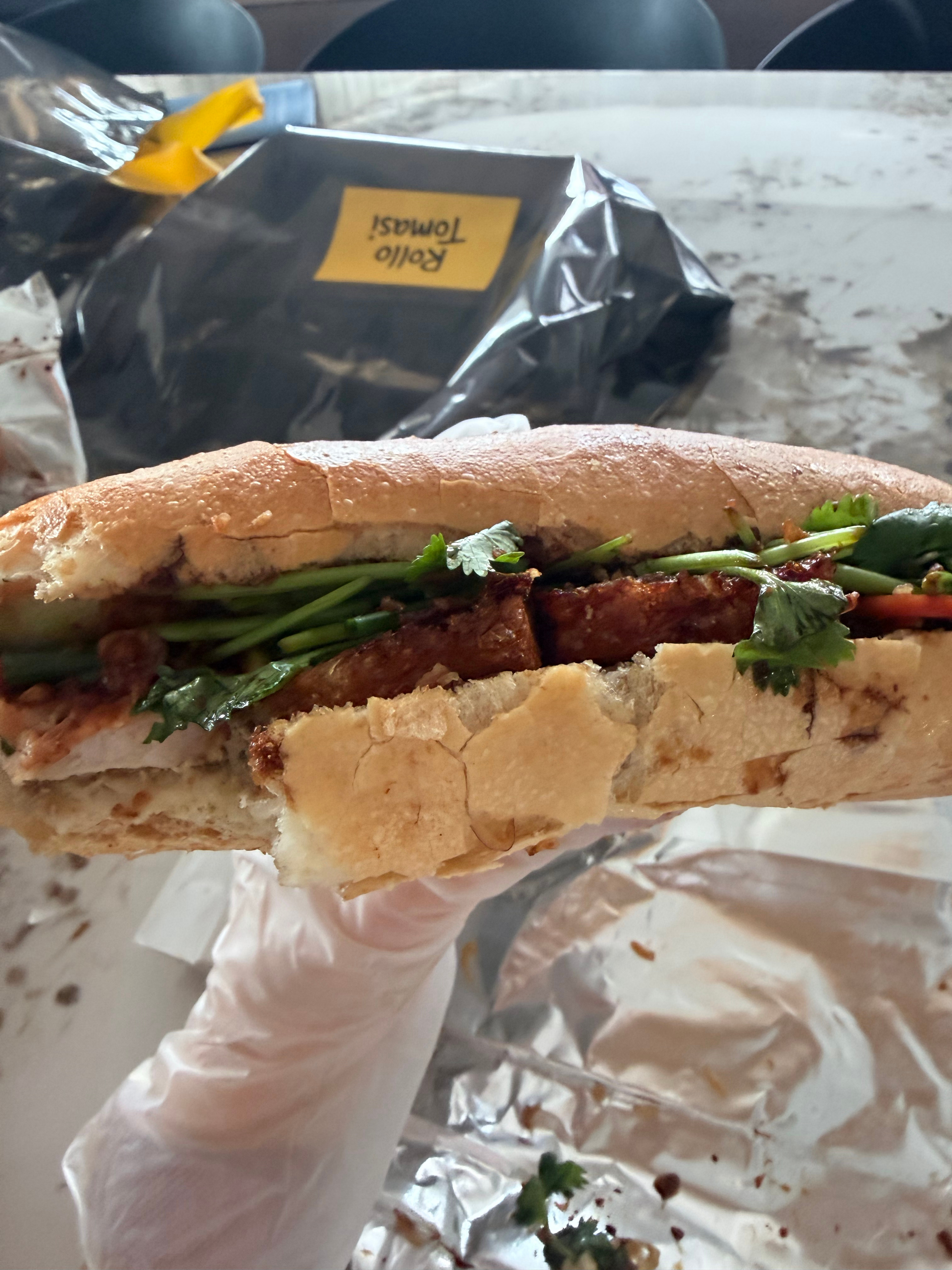 u子吃货日记：
自从去过越南我就疯狂爱上了banhmi，我一般喜欢吃什么我就会疯狂研究，但是我身边都没人懂我！！！
前段时间看油管说banhmi被很多美食家评为全世界最好吃三明治我真的非常同意！！！
所以很希望能安利到你们这个神仙三明治哈哈哈哈
[抱一抱]我现在致力于疯狂找上海好吃的banhmi
这个是新 ​