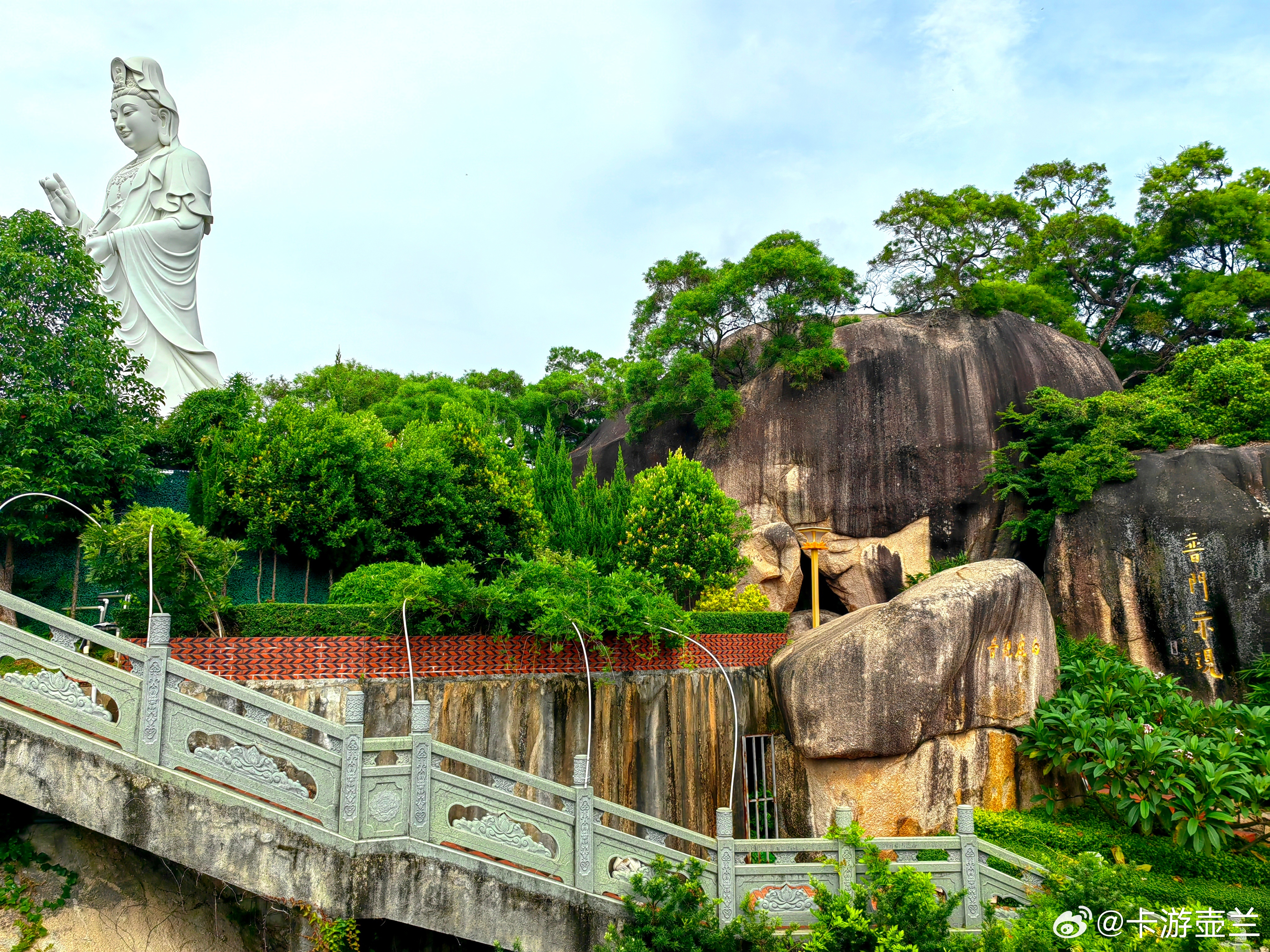 厦门白鹿洞，位于福建省厦门市思明区白鹿路，地处厦门市区东北隅的玉屏山南侧，
是厦门著名的“小八景”之一“白鹿衔烟”的所在地
该景点是一处集自然地质奇观与深厚人文历史于一体的古迹，与著名的虎溪岩寺隔山相对，两者通过一条险峻的“一线天”山道相连  ​