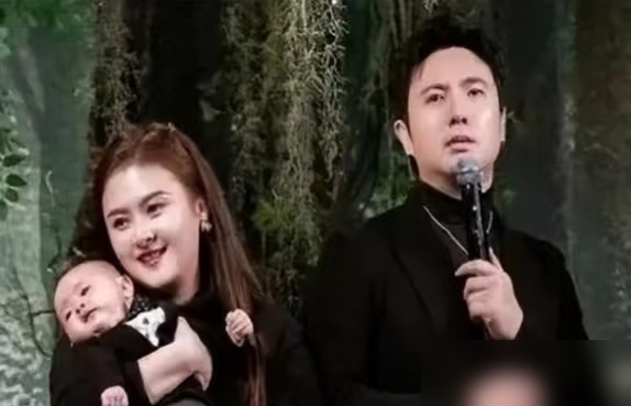 全网都在等沈腾官宣离婚，但这俩人偏偏把日子过成了铜墙铁壁。
早年罕见的同框照里，王琦抱娃笑得温婉，沈腾拿话筒眉头紧锁。这反差，太像他俩这些年的处境了。外界咬死沈腾被逼婚，CP粉更是对着王琦一顿输出。
2025年2月10日一家人去三亚度假，王琦暴瘦，俩人走路隔着段距离，又惹来一波看衰。
但大众多