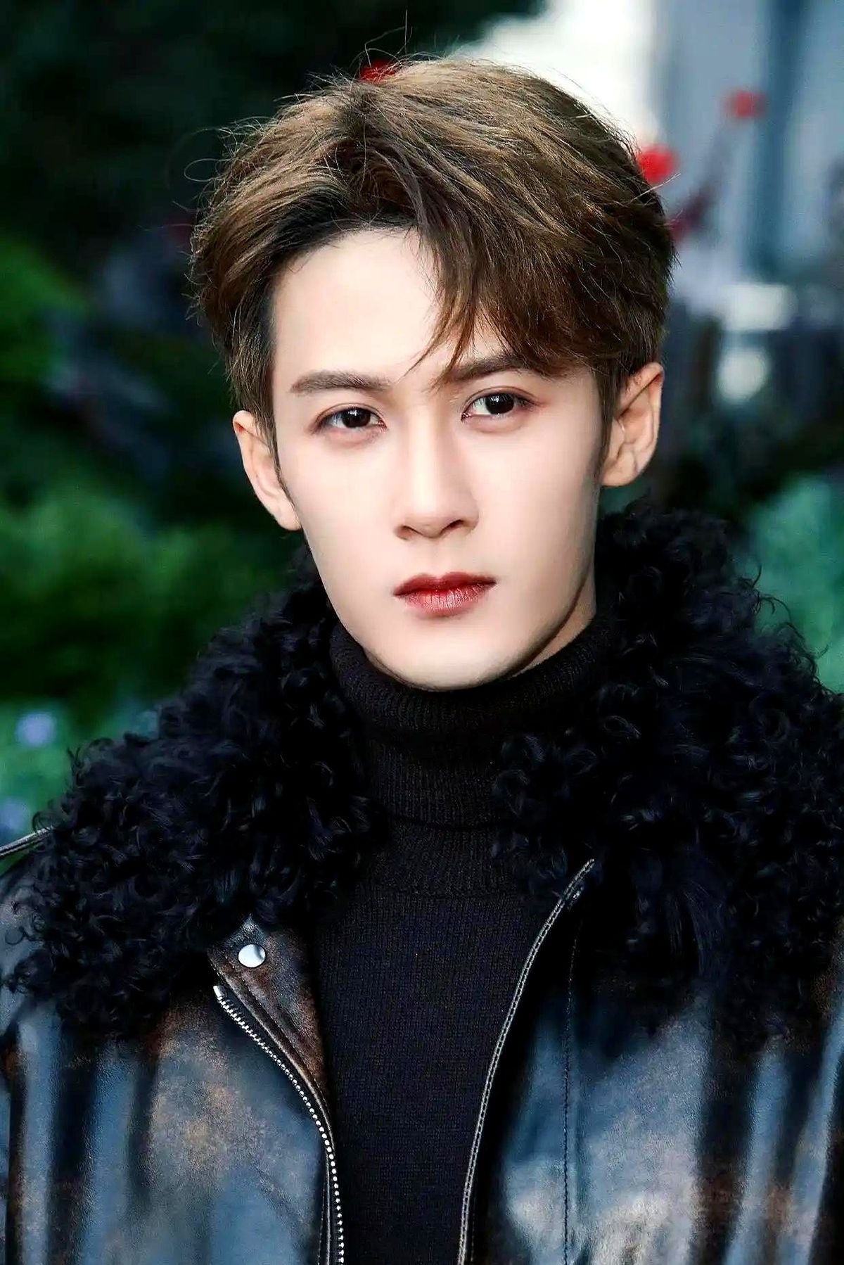 要说最喜欢的男演员，我只认檀健次。

他身上有种劲儿，演啥是啥。《猎罪图鉴》里，他是那个温润又脆弱的画像师沈翊。《长相思》里，他又成了让人心疼的九头妖相柳。转头在《震耳欲聋》里，又变成了倔强又敏感的李淇。

这人不止会演戏。唱歌、跳舞、配音，啥都会点。看他采访，感觉特别松弛，不端着，有啥说啥，那股子