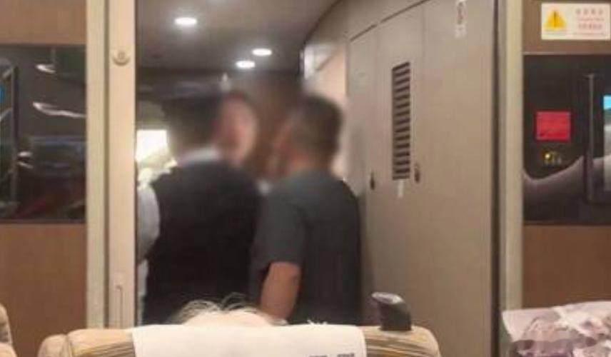 近日，男子无票乘车持续辱骂列车工作人员一事引发热议。3日19时许，深圳...