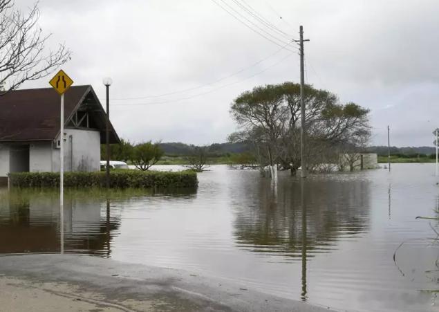 #日本防災#【25号台风-后续】受25号台风的影响下了创纪录的大雨的千叶县和神奈川县，消防部门24日仍在继续搜索被卷入山体滑坡的4名失踪者。截至目前，千叶县有7人死亡，神奈川县有3人死亡，共计10人死亡。铁路的混乱直接影响了“白银周”后上班的乘客。
千叶县印旛沼周边的2处堤坝决口，住宅区和稻田的 ​