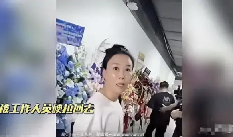 在演唱会观众席里，张雅琪整整三个小时坐在内场第三排中间动都没动，旁边人推她袖子让她挪个位置，她硬是没理，就这么定定地坐着。现场龚俊正隔着她的肩膀跟李沁碰杯喝酒，她连眼皮都没抬一下，网友调侃她这是在“站桩”宣告存在感。而她表现得这么僵硬，大概和后台那个寒酸的花篮脱不开关系

那会儿直播镜头正对着后台的