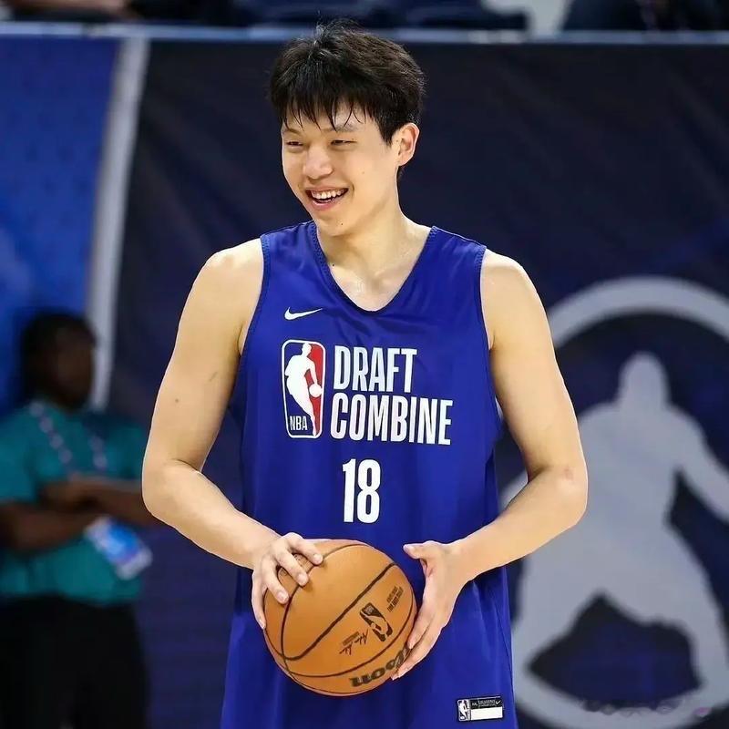 进退两难，姚明式悲剧或将再从杨瀚森身上重演！这个夏天，对于杨瀚森来说...