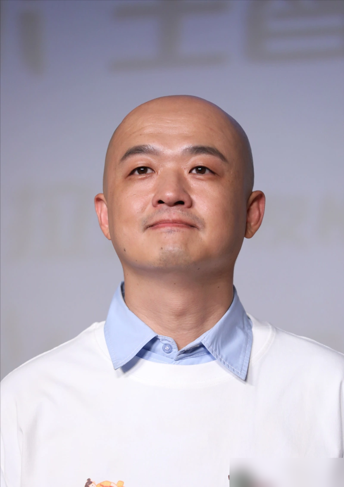 老公名字被新剧全删，老婆反而凭演技爆了？
包贝尔因负面风波牵连新剧，上线前紧急移除他所有署名，唯独保留了包文婧的特别出演身份。
她是北电科班出身，早年间一直被贴包贝尔妻子喜剧配角标签，没拿得出手的代表作。之前上《演员请就位》，就已经被赵薇李少红夸过演技有层次。
这次客串的白月光，细腻克制深情，