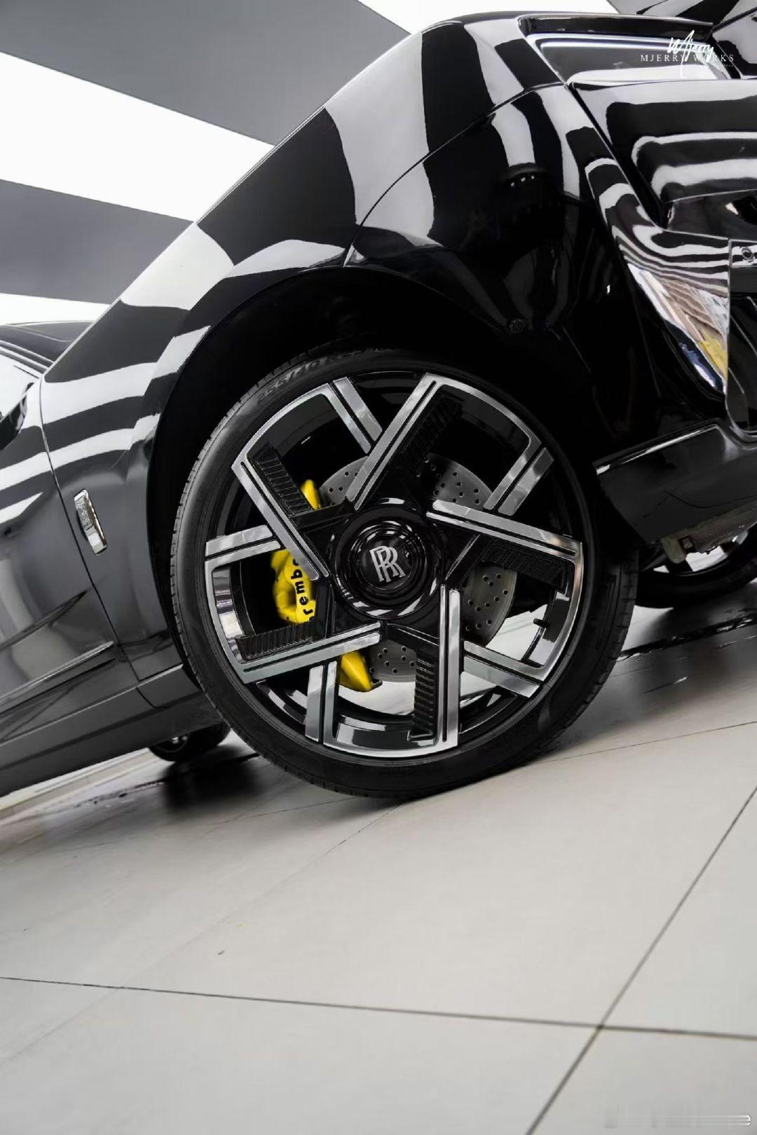 邻居大哥给他的库里南升级了一套Brembo[doge]

哥说怕有些时候踩不住[允悲] ​
