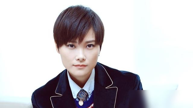 容祖儿问李宇春，聚餐时大家都在刷手机，你会不会关机？李宇春说，讨厌，但我不关。
这话听着矛盾，细想全是分寸。她不是没脾气，是知道饭桌上摔脸色、逼人收手机，比刷手机更扫兴。讨厌是态度，不关机是修养。
容祖儿当场就夸，说这是尊重。其实李宇春这人是真稳，刚忙完20周年巡演，转头就扎进录音棚，新专辑录了
