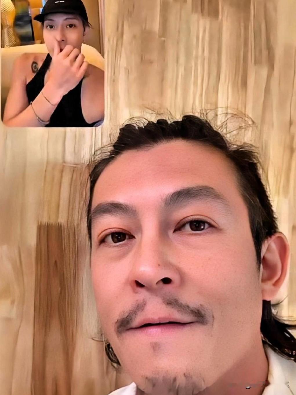 陈冠希打视频找王嘉尔借300块回香港，王嘉尔反应比借钱本身还好笑。

开口就是“借300块回香港”，跟真事儿一样，王嘉尔那边一秒没犹豫，直接助力，连问都没问一句。

这俩人平时八竿子打不着，一个港圈潮流老炮，一个从韩团回来做音乐，突然连上线，潮流圈那堵墙碎得挺干净。

陈冠希缺这300吗？他做潮牌，