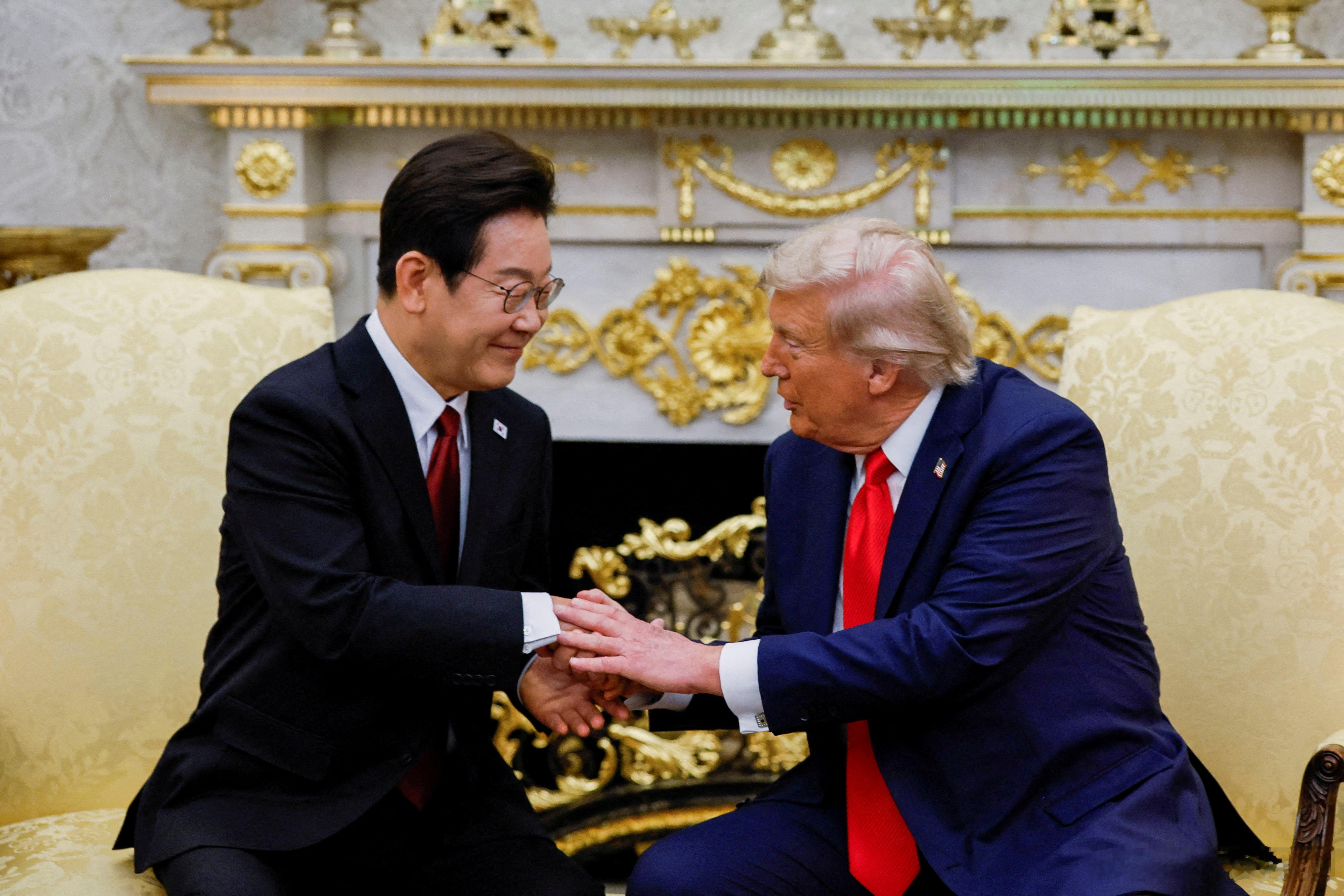 #特朗普威胁韩国# 如果韩国不同意投资一个阿拉斯加液化天然气项目，美国将向韩国收取更高费用。

9月30日，特朗普宣布韩国约2000亿美元对美投资计划，其中就包括这个液化天然气管道项目。

10月1日，韩国产业通商资源部长官金正官表示，对美投资项目应以“商业合理性”为前提，若不具备商业可行性，将 ​