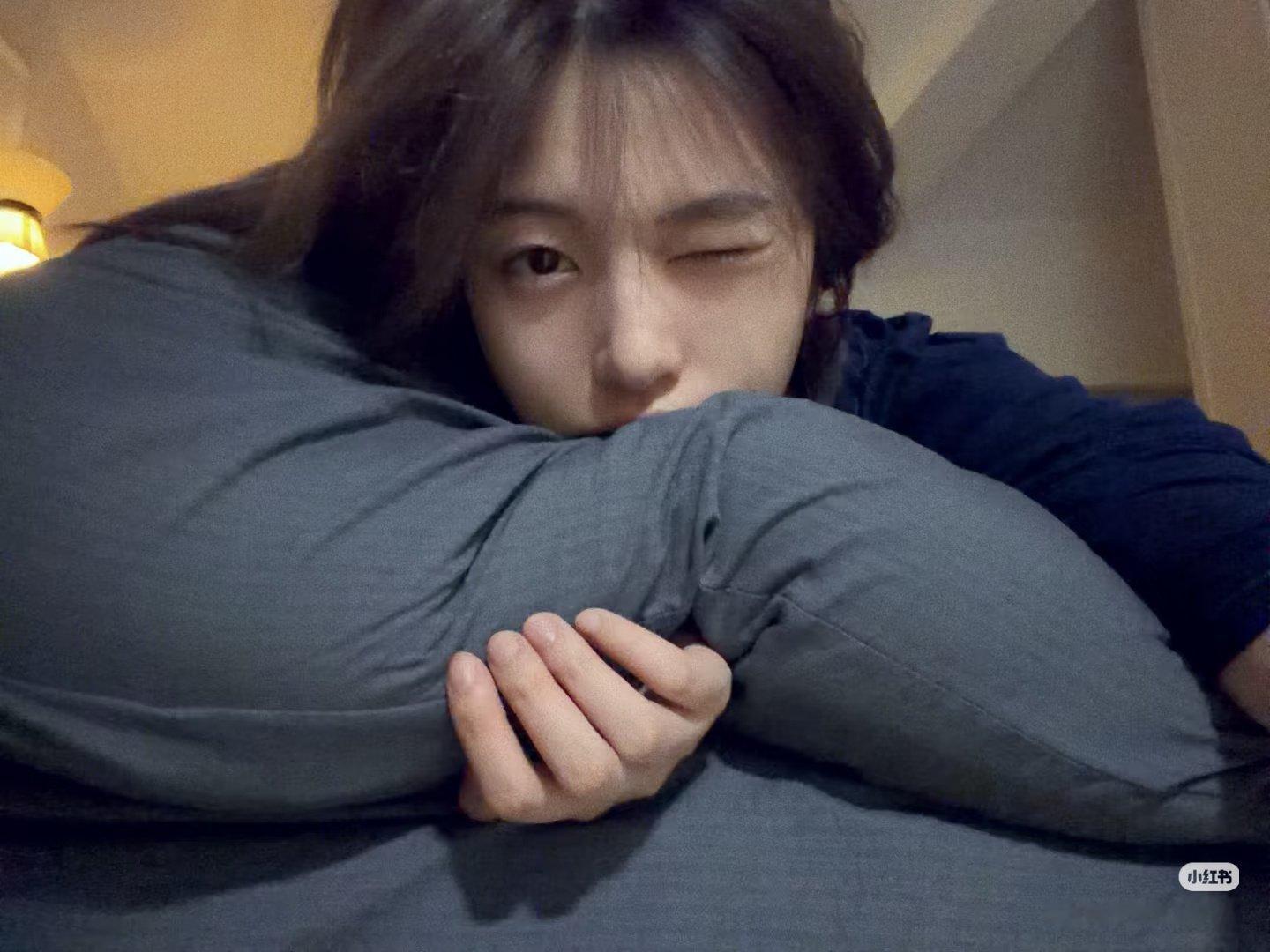 #王奕[超话]#🥤#王奕全能ace# 

“你是黑夜耀眼的光，白昼绚烂的玫瑰”𝐘𝐨𝐮 𝐚𝐫𝐞 𝐭𝐡𝐞 𝐥𝐢𝐠𝐡𝐭 𝐨𝐟 𝐧𝐢𝐠𝐡𝐭, 𝐭𝐡𝐞 𝐫𝐨𝐬𝐞 𝐨𝐟 𝐝𝐚𝐲.

 ​