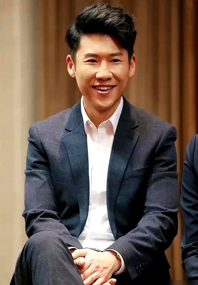 三个顶级导演同时下场，只为给一个男演员站台。

这个人是张颂文。高群书直呼好到让人感动，陈国星李路紧跟其后。爆红之后没飘，反而把同剧组的演员逼出一身冷汗。

王骁跟他搭戏，直言满脑子发懵。张颂文不按套路出牌，每一个眼神砸过来都是新刺激，逼得对手拼命接招。

下了戏蹲在角落，一句句给毫无经验的新人抠台