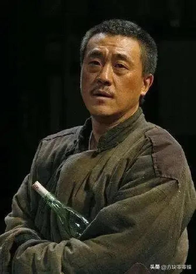 一天，何冰跟儿子在家看电视，没想到儿子看到了何冰演得电视剧后，吃惊的问何冰说：“爸，原来你这么有名呀，还拍电视剧，我也是刚刚才知道的。”
 
儿子盯着电视屏幕，又转过头看看何冰的脸，好像要把两张脸对在一起。何冰搓了搓膝盖，嗯了一声。
 
“那……我们班同学知道吗？”儿子问。
 
“可能不知道吧。”何