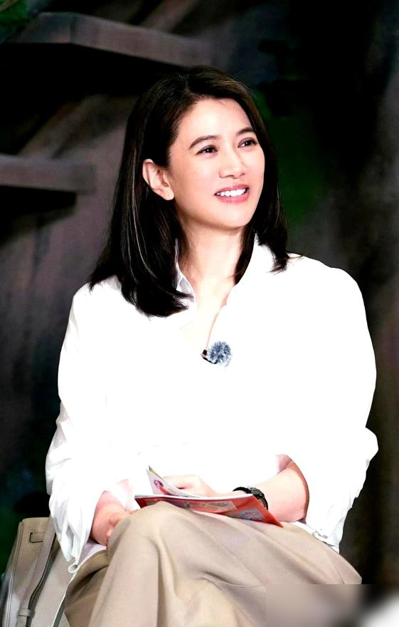 王濛对袁咏仪说：我喜欢你老公。袁咏仪脸当场就拉下来了。那表情，是真不装。
《乘风2026》里俩人刚见面，袁咏仪还客客气气说喜欢运动。王濛直接一句我很喜欢你老公张智霖，袁咏仪愣了，连着问什么来的。
王濛不接茬，又重复一遍：你老公！我喜欢你老公！接着把张智霖演过的戏一部部往外报，跟念家谱似的。
眼