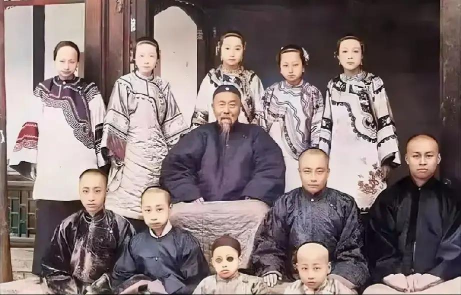 1898年李鸿章的全家福，妻妾众多，个个如花似玉，李鸿章家族是晚清一个显赫家族，是朝廷重臣，晚清首富胡雪岩就是他扳倒的。可外人看这钟鸣鼎食的排场，李鸿章自己心里却像压着块石头。照片拍完，他挥挥手让家眷散去，独自坐在书房里望着窗外发呆。扳倒胡雪岩已经是十几年前的事了，如今想起来，那场商战赢得虽狠，却也