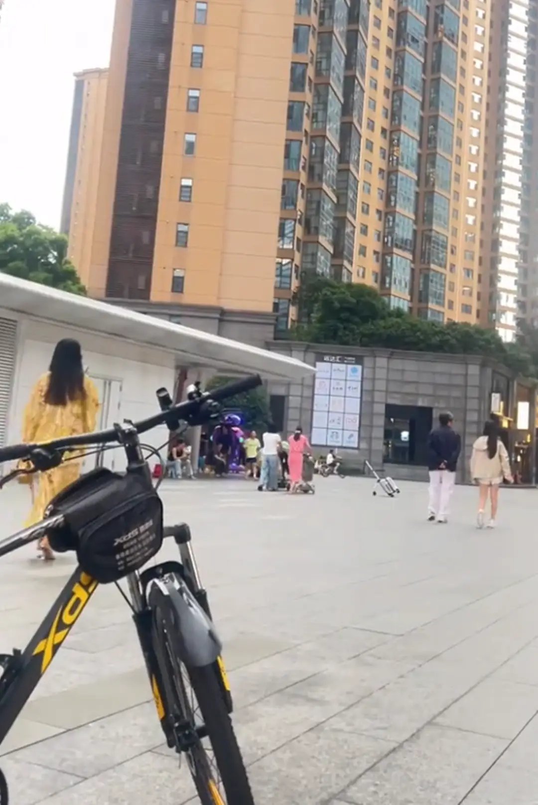 长沙偶遇王诗龄一家，瘦下来的李湘气质终于不土了，看着也就30岁 ​