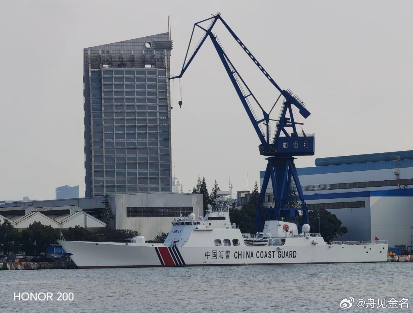 #中国海警[超话]# 浦江新警｜黄浦江畔，一艘尚未刷号的海警101型高速执法舰。（图源：抖音DY30331856）#中国海警# [威武] #中国武警# [加油] #中国海洋执法# ​