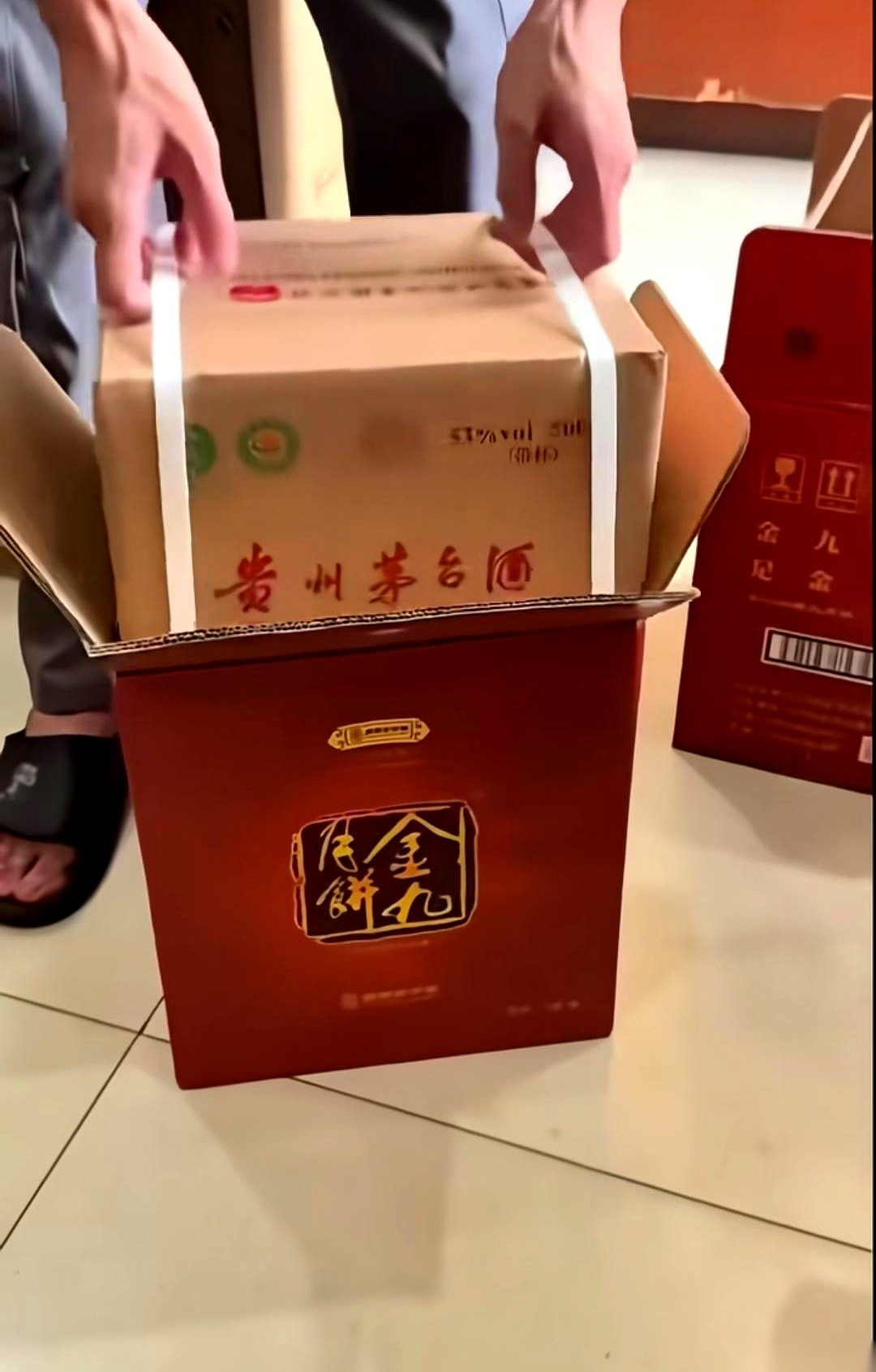 表面提着一盒中秋月饼礼盒，拆开内层其实装着一整箱茅台。
送礼的人大摇大摆地拎着东西走在路上，硬是把分量最重的硬货做成了最不扎眼的样子。
这种操作一旦日后出了问题，后续的清算直接就会卡在物品种类的认定上。
你仔细掂量这套成年人社交里的小心思，全长在人性的软肋上。收礼物的人，最怕的就是当众面对贵重物品的