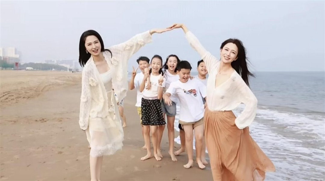 董璇佟丽娅又带孩子去玩了！她们关系原来这么好吗？ ​