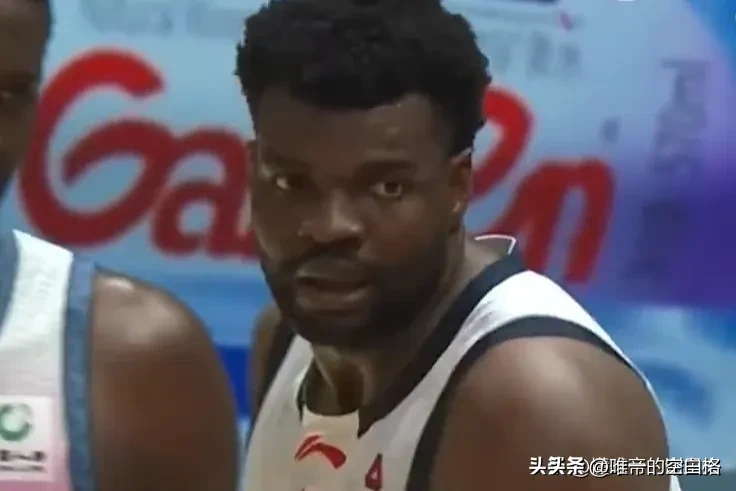 广东宏远队的大外援阿祖布克并没有展现出应有的实力，而本场比赛的上场时间也并不是很多，得到10分，3个篮板。

在他加盟广东宏远之前就曾说过，阿祖布克不一定比莫兰德好用，而数据也体现出的真实实力。或者说他并不是很适应广东队的打法和CBA的节奏，但是留给球队的时间和他的时间并不多。宏远大外援