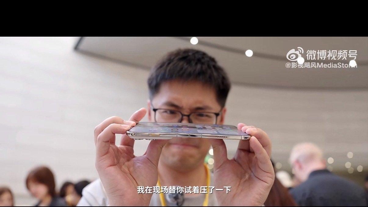 #影视飓风Tim反掰iPhoneDuo被质疑#
我觉得反向掰一下没问题啊，当然Tim是不是真的用力了，不知道。

毕竟日常生活当中，肯定是不会有人“手贱”想试一试的…如果连轻轻掰一下就会出现问题的话，那iPhone Duo的可靠性真的让人怀疑… ​