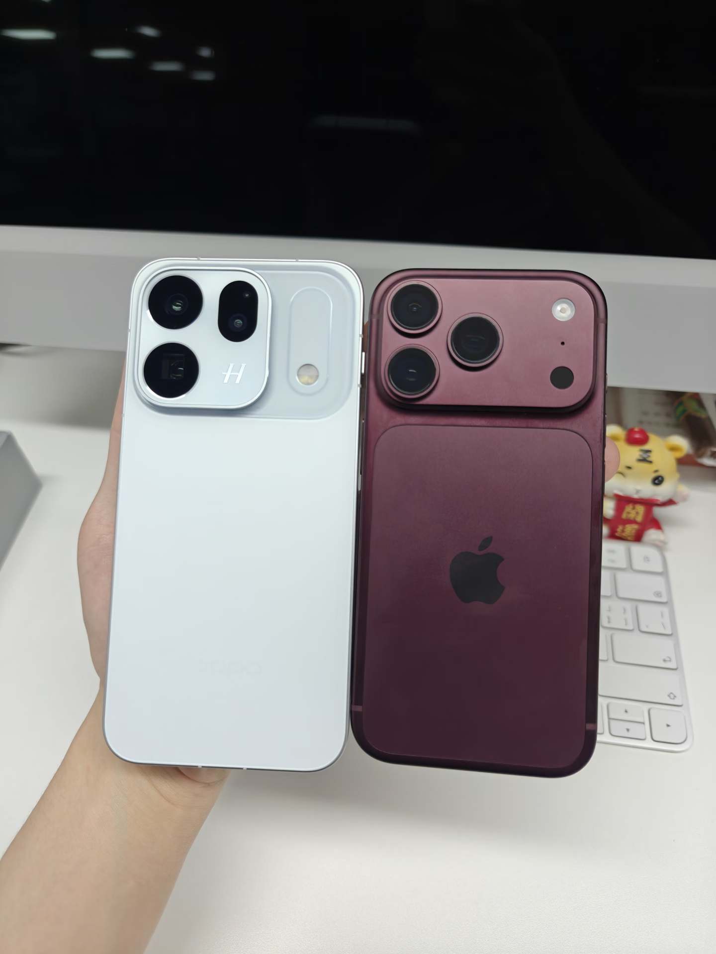 差价四五千！你选iPhone18Pro还是oppo？
你们老是说今年的国产手机贵，但是苹果它也涨价啊，苹果本来就贵，现在一涨价，随随便便就是一万多，iPhone18Pro是牙膏挤爆，散热提升大，玩游戏几乎和安卓没区别，充电还快，但 OPPOFindX10这些国产标准版也才五千多，有双 2 亿像素和