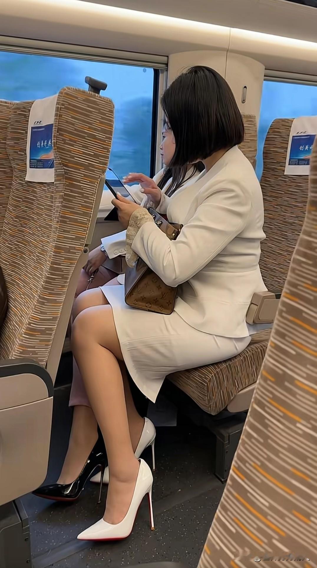 地铁上遇到的御姐， 真谁能顶得住！这大长腿逆天了！