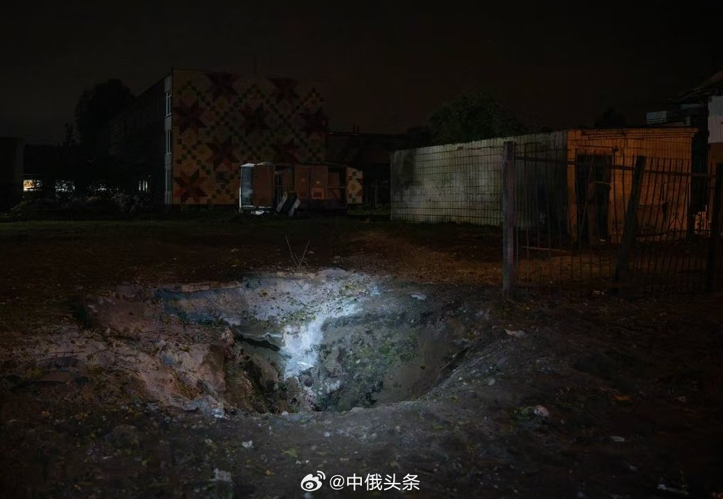 #中俄头条# 【乌称基辅遭俄军袭击 已致1死8伤】乌克兰基辅市市长克利奇科当地时间19日通报，俄罗斯袭击基辅市，目前已造成1人死亡、8人受伤。此外，有汽车站以及医疗机构、教育机构等报告受损。

19日，俄罗斯国防部通报，俄军当日凌晨对乌克兰目标实施大规模打击。击中基辅市和基辅州的军工企业、巡航 ​