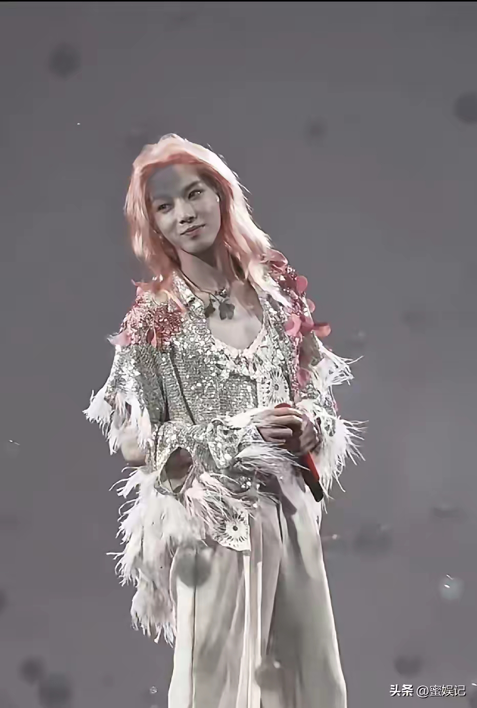 华晨宇造型引热议
惊！华晨宇在火星演唱会上，以粉红色长发飘飘造型惊艳众人。巴掌大的脸上笑意满满，乍一看，还真像位美女，“花花”之名愈发贴切。

这些年，华晨宇舞台造型变化极大。此次蜜桃粉长卷发造型，仅是他众多奇思妙想造型中的一个。演唱会服装五花八门，总能突破想象。

然而，有人认为他在造型上用力