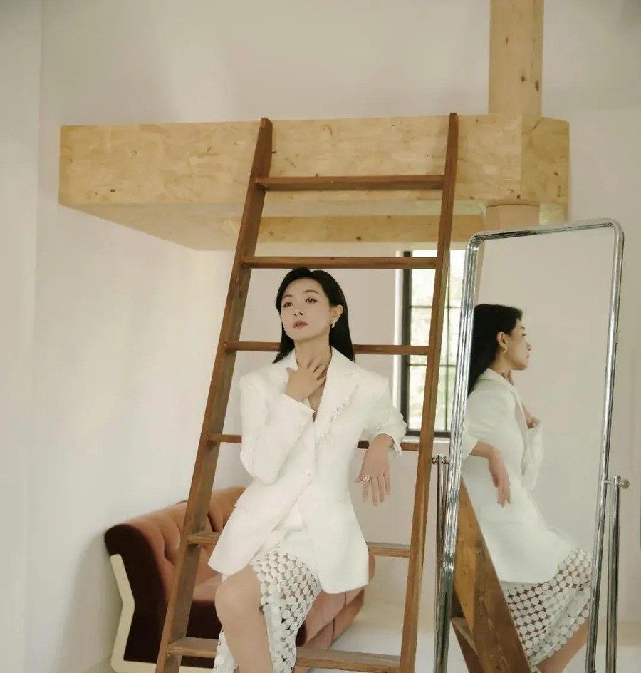 万茜2014年拿了金马奖最佳女配角，领完奖坐地铁出门，后来在知乎写“不红反而成就了我，可以坐坐地铁、吃吃脏摊”，再后来上了《乘风破浪的姐姐》被捧成“第一金瓜”，深夜点赞批评宁静与郁可唯的帖子后说被盗号了。
2014年她32岁，入行十几年。那届金马奖她击败郝蕾和鲍起静。领奖时她穿龙袍造型礼服登台。《人
