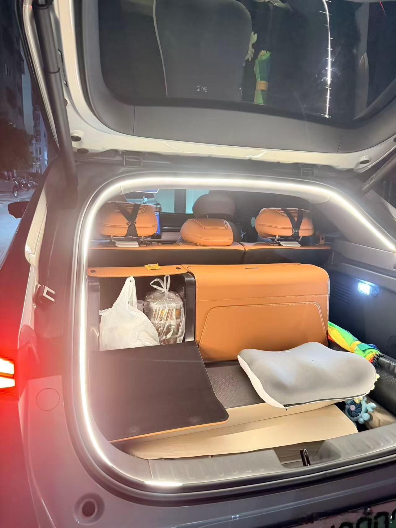 月圆，家圆，人团圆。中秋假期，开着深蓝S05带上家人奔赴一场团圆之旅。一路有智能辅助驾驶加持，长途行车轻松不少，静谧座舱里满是家人欢声笑语。

我们寻一处郊野，停车赏月。宽大的后备箱轻松装下露营装备，360全景影像在狭小营地泊车很安心。沿途能耗表现稳定，补能便捷，电车出行没有焦虑。

车轮 ​