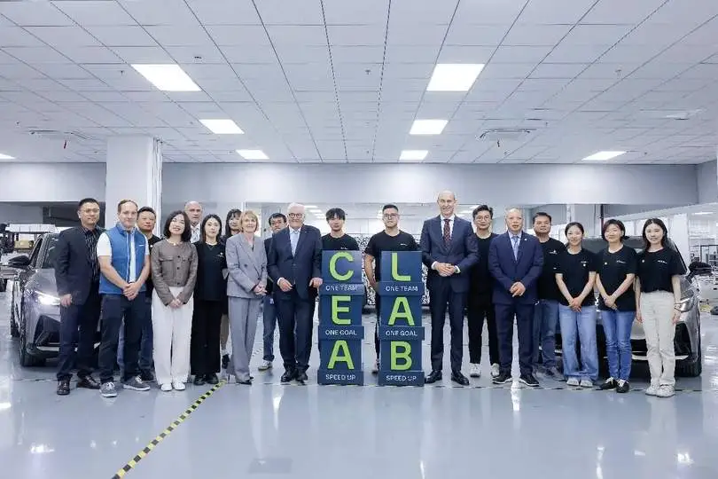 德国雷根斯堡的报道记录了当地中国新能源车车友的日常聚会场景，不少从小接触德系燃油车文化的德国用户，如今成为中国新能源汽车的忠实用户，中国车的“德国朋友圈”正在持续扩大。

这事要放在二十年前说出去，估计没人信。那时候咱们聊车，张口闭口是德系底盘扎实、发动机耐用，谁家买了辆德国车，街坊邻居都得围着转两