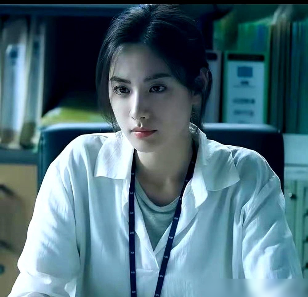 女二号一张嘴，全球观众都出戏了，剧却冲上全球第三。
Netflix这部19禁古装剧，林珍娜演朝鲜寡妇，结果嘴唇肿得反光，弹幕全在刷iPhone face。韩网直接开嘲，说这嘴比剧情还现代。
骂得越狠，播放量越疯。9月18上线，没几天就全球榜三。林珍娜扛不住，发Bubble道歉：我的审美选择，对演