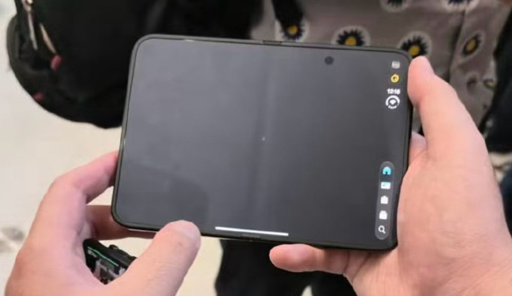 #iPhoneDuo 折痕# 果子第一代折叠机，肯定赶不上别家整了几年的折痕水平 ​