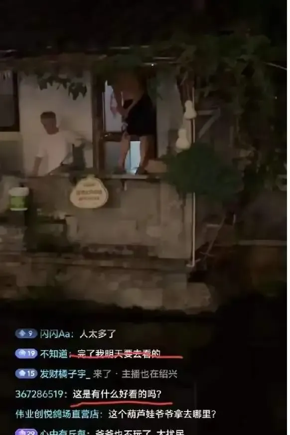 笑不活了，

绍兴“葫芦娃”后继有人了，隔壁咖啡店第一时间在店门口新挂出了七个“葫芦娃”，就是不知道会不会接住“葫芦娃”这泼天的流量！

原本大家是冲着一根自然长出来的葫芦藤去的，站在墙边拍一张，抬头看一眼，觉得有意思就发给朋友，没想到葫芦一剪，打卡点也跟着成了“绝版”。

这家店倒是反应够快，七个