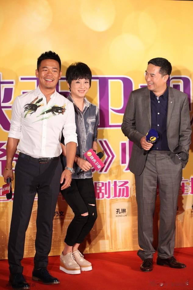 一张活动照，右边张嘉译，左边孙浩，中间那位短碎发、半蹲着还比别人高一截的女明星，谁啊这是？
说的是《主角》剧组。这剧最近在央视正热播，张嘉益、孙浩、刘浩存、秦海璐都在里头。孙浩演秦腔老艺人苟存忠，那股子表演功力，让大家十分喜欢。
戏外俩人关系更深。二十多年的老乡加发小，从籍籍无名到各自成角儿，合