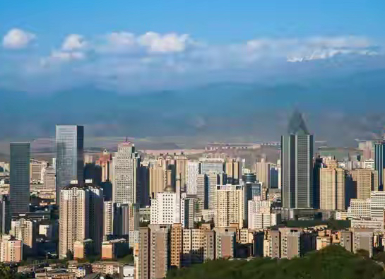 乌鲁木齐这个地方，最容易被低估。
 
很多人对它的印象，还停留在“去新疆旅游的中转站”——下了飞机，歇一晚，第二天就奔喀什、奔伊犁去了。好像乌鲁木齐本身没什么可看的。
 
但你要是真在这座城市待两天，会发现一个很有意思的事实：它不是中转站，它自己就是目的地。

乌鲁木齐有个别处没有的特点：它是方圆1
